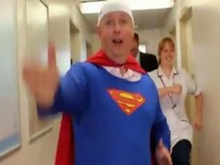 Φωτογραφία για Ο διευθυντής που ντύθηκε ...superman για να διαφημίσει το νοσοκομείο του [video]