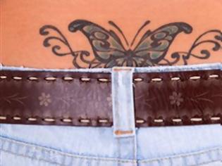 Φωτογραφία για «Μαγνήτης» για τους άντρες τα γυναικεία τατουάζ χαμηλά στην πλάτη
