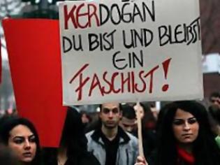 Φωτογραφία για Γερμανία: 80.000 διαδηλωτές κατά του Ερντογάν