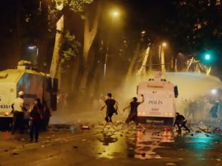 Φωτογραφία για Τουρκία: Η αστυνομία επιτέθηκε σε δημοσιογράφο [Video]