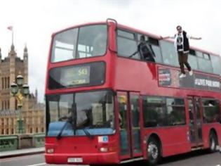 Φωτογραφία για Ένας... αιωρούμενος επιβάτης λεωφορείου στη Βρετανία!