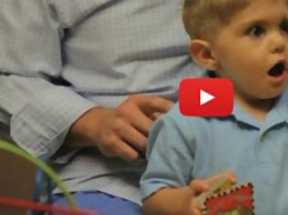 Φωτογραφία για Η στιγμή που ένα κωφό αγόρι 3 ετών ακούει για πρώτη φορά τη φωνή του πατέρα του [video]