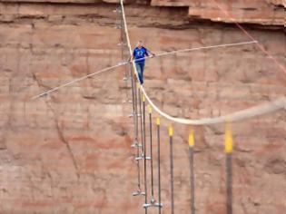 Φωτογραφία για Διέσχισε το Grand Canyon σε τεντωμένο σχοινί χωρίς ασφάλεια!