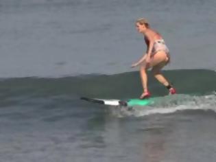 Φωτογραφία για VIDEO: Διαγωνισμός surfing πάνω σε… ψηλοτάκουνα!