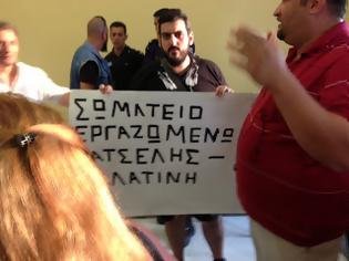Φωτογραφία για ΣΥΜΒΑΙΝΕΙ ΤΩΡΑ: Οι απολυμένοι του Κατσέλη έκαναν ντου στο δημαρχείο Αχαρνών