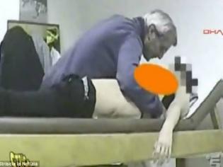 Φωτογραφία για ΣΟΚ: Κάμερα καταγράφει γιατρό να εκμεταλλεύεται σεxουαλικά ασθενή του!