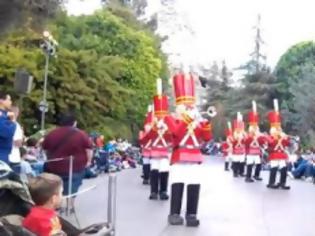 Φωτογραφία για Πτώση στην παρέλαση της Disneyland [Video]