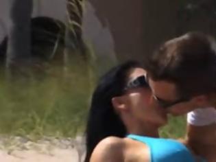 Φωτογραφία για Χαμός στο YouTube: Φιλάει όποια γυναίκα θέλει με τρεις μόνο ερωτήσεις!
