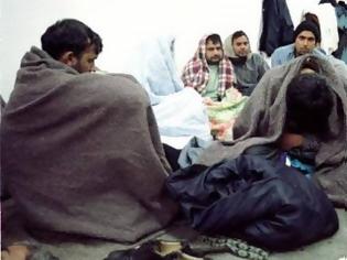 Φωτογραφία για Στοίβαξαν 14 μετανάστες μέσα σε μία καρότσα