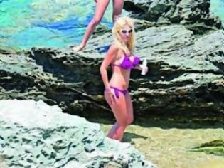 Φωτογραφία για Mενεγάκη-Παντζόπουλος: Έφτιαξαν «κρησφύγετο» στην παραλία, στα Άχλα για να αποφεύγουν τους παπαράτσι