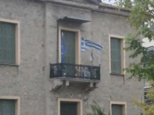 Φωτογραφία για Σε τραγική κατάσταση η Ελληνική Σημαία στο κτίριο της Δημοτικής Αστυνομίας Τρικάλων