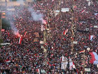 Φωτογραφία για «Κόκκινη κάρτα» στον Μόρσι από εκατοντάδες χιλιάδες διαδηλωτές στην Ταχρίρ