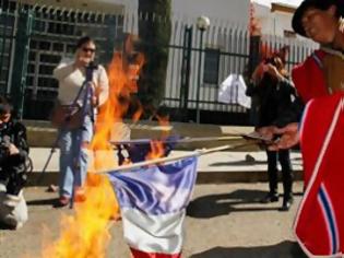 Φωτογραφία για Διαδηλωτές έκαψαν γαλλικές σημαίες στη Βολιβία