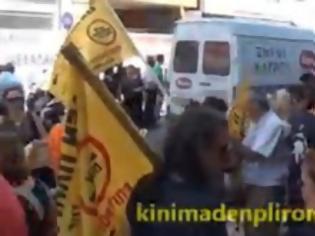 Φωτογραφία για Kίνημα Δεν Πληρώνω: Βίντεο από τη δράση αποτροπής κατάσχεσης της πρώτης κατοικίας άνεργου μεταλλεργάτη από τα Καμίνια