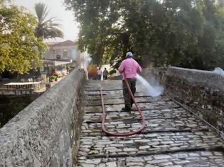 Φωτογραφία για Άρτα: Καθαρίζουν το ιστορικό γεφύρι!