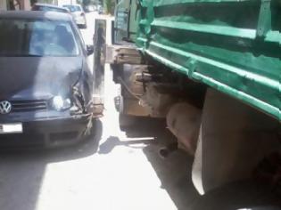 Φωτογραφία για Πάτρα: Απίστευτο ατύχημα στην Aρόη – Έφυγε, εν κινήσει, το πόδι στήριξης φορτηγού και παρέσυρε δύο Ι.Χ. κι ένα μηχανάκι! - Δείτε φωτο