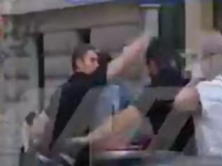 Φωτογραφία για Καρέ καρέ η επίθεση στον Γιώργο Καμίνη  - Πως φυγαδεύτηκε ο δήμαρχος Αθηναίων – Δείτε το video