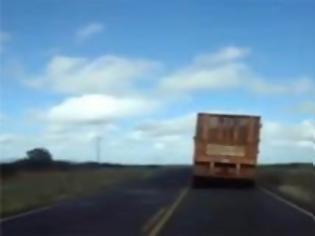 Φωτογραφία για VIDEO: Αυτό είναι το πιο μακρύ φορτηγό που έχετε δει ποτέ