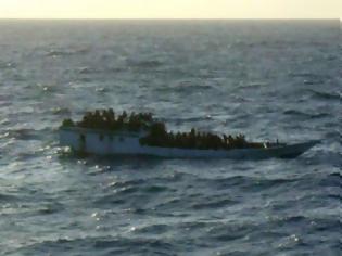 Φωτογραφία για ΤΩΡΑ –130 μετανάστες στο σκάφος που μπάζει νερά