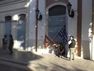 Φωτογραφία για Πάτρα: Σφράγισαν την πόρτα του Δημαρχείου με Ελληνική σημαία και σημαία της Δημοτικής Aστυνομίας