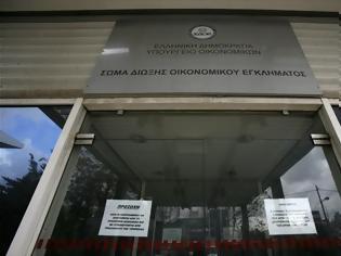 Φωτογραφία για Χειροπέδες σε τρεις υπαλλήλους του ΣΔΟΕ για εκβίαση