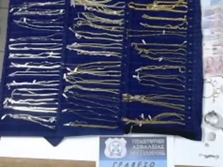 Φωτογραφία για Προσποιήθηκαν τους πελάτες και άρπαξαν κοσμήματα αξίας 50.000 ευρώ