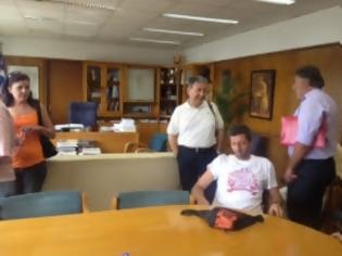 Φωτογραφία για ΤΩΡΑ: Κατάληψη στο γραφείο του πρύτανη του ΑΠΘ από τον πρόεδρο του ΕΚΘ κι εργολαβικούς υπαλλήλους [video]