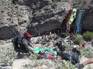 Φωτογραφία για ΣΟΚ! 16 νεκροί από πτώση λεωφορείου σε γκρεμό 200 μέτρων στο Περού