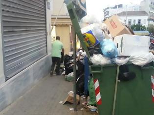 Φωτογραφία για Στη Λαμία σπρώχνεις τα σκουπίδια με το καροτσάκι για να περάσεις