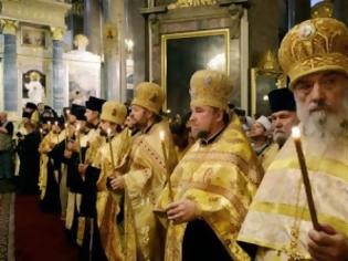 Φωτογραφία για Xιλιάδες Ρώσων πιστών συρρέουν για να προσκυνήσουν τον Σταυρό του Αγίου Ανδρέα από χθες στην Αγία Πετρούπολη - Δείτε φωτο