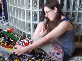 Φωτογραφία για 31χρονη έφτιαξε τεχνητό μέλος με τουβλάκια Lego [video]