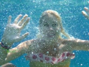 Φωτογραφία για Ελένη Μενεγάκη: H υποβρύχια λήψη και τα καλοκαιρινά φιλιά της
