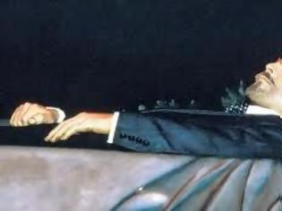 Φωτογραφία για Δάκρυσε η μούμια του Λένιν