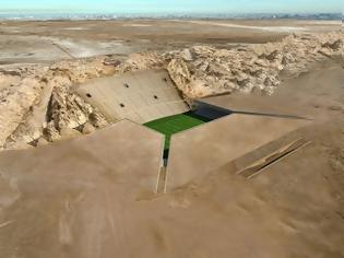 Φωτογραφία για Γήπεδο ποδοσφαίρου καλά… κρυμμένο στην έρημο!