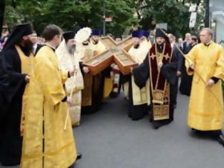 Φωτογραφία για Στη Μόσχα ο Σταυρός του Aγίου Ανδρέα - Χιλιάδες πιστοί συρρέουν να τον προσκυνήσουν