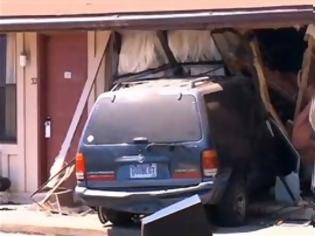 Φωτογραφία για VIDEO: Αυτοκίνητο καρφώθηκε σε δωμάτιο ξενοδοχείου