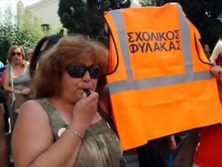 Φωτογραφία για Συγκέντρωση διαμαρτυρίας πραγματοποιούν αυτή την ώρα σχολικοί φύλακες και εργαζόμενοι στην Τ.Α