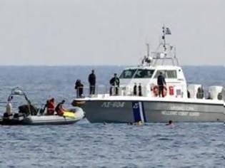 Φωτογραφία για Για να σπάσει πλάκα έπεσε από το πλοίο στη θάλασσα της Ηγ/τσας!