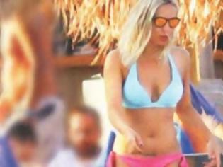 Φωτογραφία για H Μελέτη με μπικίνι στην Aνάβυσσο - Πως ξεπέρασε την κατάθλιψη