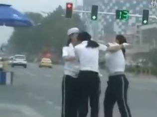 Φωτογραφία για Γυναίκες τροχονόμοι μαλλιοτραβήχτηκαν στη μέση του δρόμου [Video]