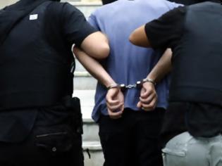 Φωτογραφία για Συνελήφθη στη Βούλα, 28χρονος αλλοδαπός υπήκοος Αλβανίας διωκόμενος με τρία εντάλματα σύλληψης