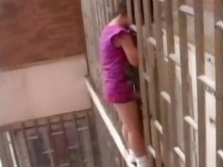 Φωτογραφία για Βίντεο-ΣΟΚ: 5χρονη κρεμόταν από το κεφάλι σε 70 μέτρα ύψος