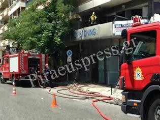 Φωτογραφία για ΣΥΜΒΑΙΝΕΙ ΤΩΡΑ: Φωτιά σε αποθήκη με εύφλεκτα υλικά στον Πειραιά