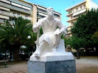 Φωτογραφία για Η λάθος αναφορά του Δήμου Πατρέων για το άγαλμα που κοσμεί στην Πλατεία ομονοίας