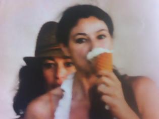 Φωτογραφία για Παγωτό και λιχουδιές από ξυλόφουρνο έτρωγε στα σοκάκια της Πάρου η Μόνικα Μπελούτσι - Δείτε φωτo