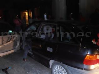 Φωτογραφία για Πάτρα: Συνολικά τριάντα άτομα επιτέθηκαν στο αυτοκίνητο στην οδό Αράτου με τους τρεις τραυματίες