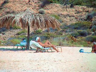 Φωτογραφία για Δεν υπάρχει! Ο Τζόρτζιο Αρμάνι πήγε στην παραλία του Μητσοτάκη στην Κρήτη και δείτε τι έπαθε!