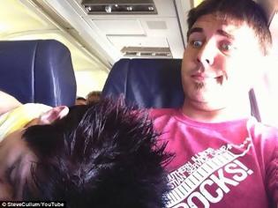 Φωτογραφία για Άγνωστη κοιμήθηκε πάνω του στο αεροπλάνο και... ▬ BINTEO