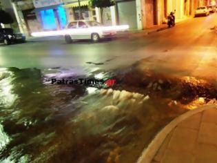 Φωτογραφία για Πάτρα: Φούσκωσε το οδόστρωμα στην Μαιζώνος – Έσπασε και νέος αγωγός της ΔΕΥΑΠ [video]