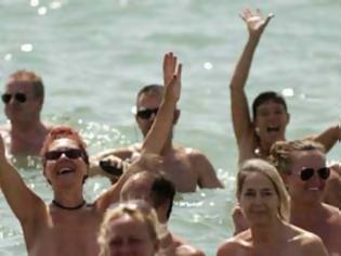 Φωτογραφία για 729 γυμνιστές βουτάνε ταυτόχρονα στα νερά της Ισπανίας